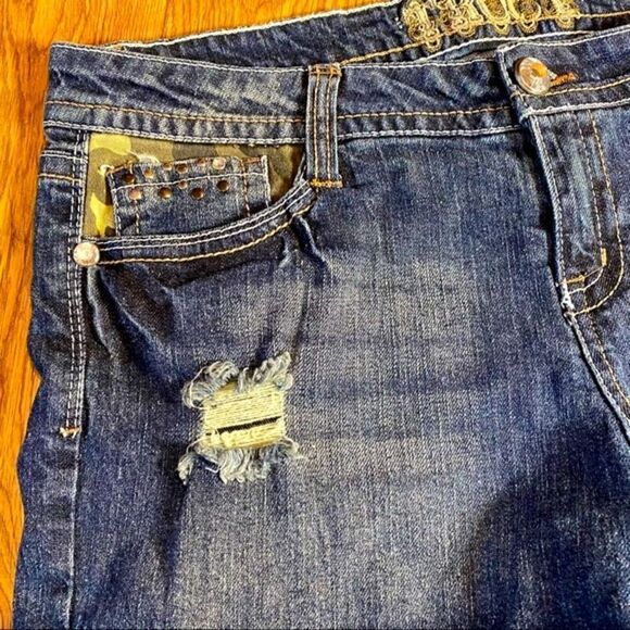 TRUCE DESTROYED JEAN SHORTS WITH CAMO DETAILING 13 JRS NWT - Picture 11 of 13